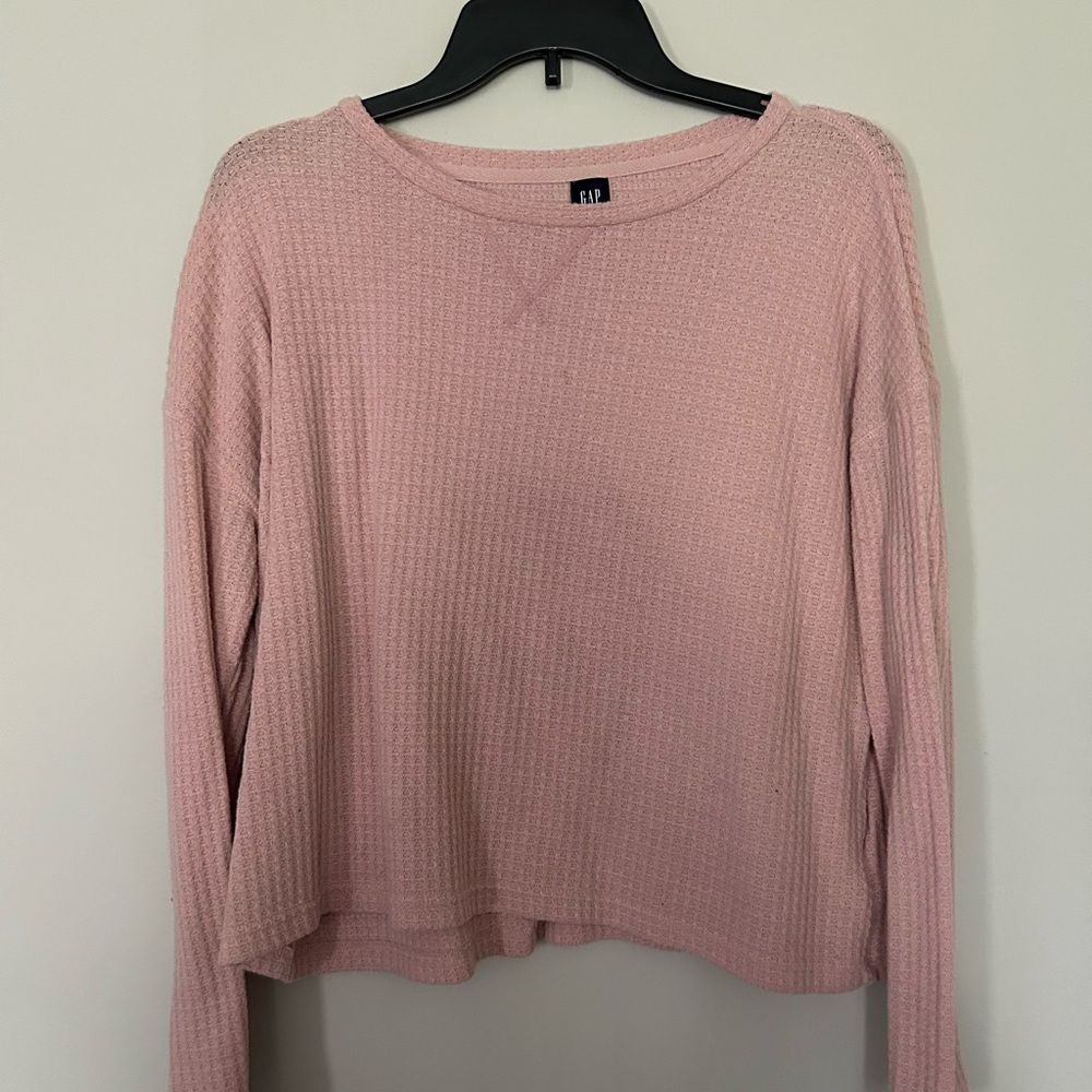 VEUC Gap Size Large dusty pink slightly cropped waffle style long sleeved top.